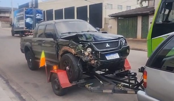 Remoção de caminhonete envolvida em acidente por guincho em Vila Ré